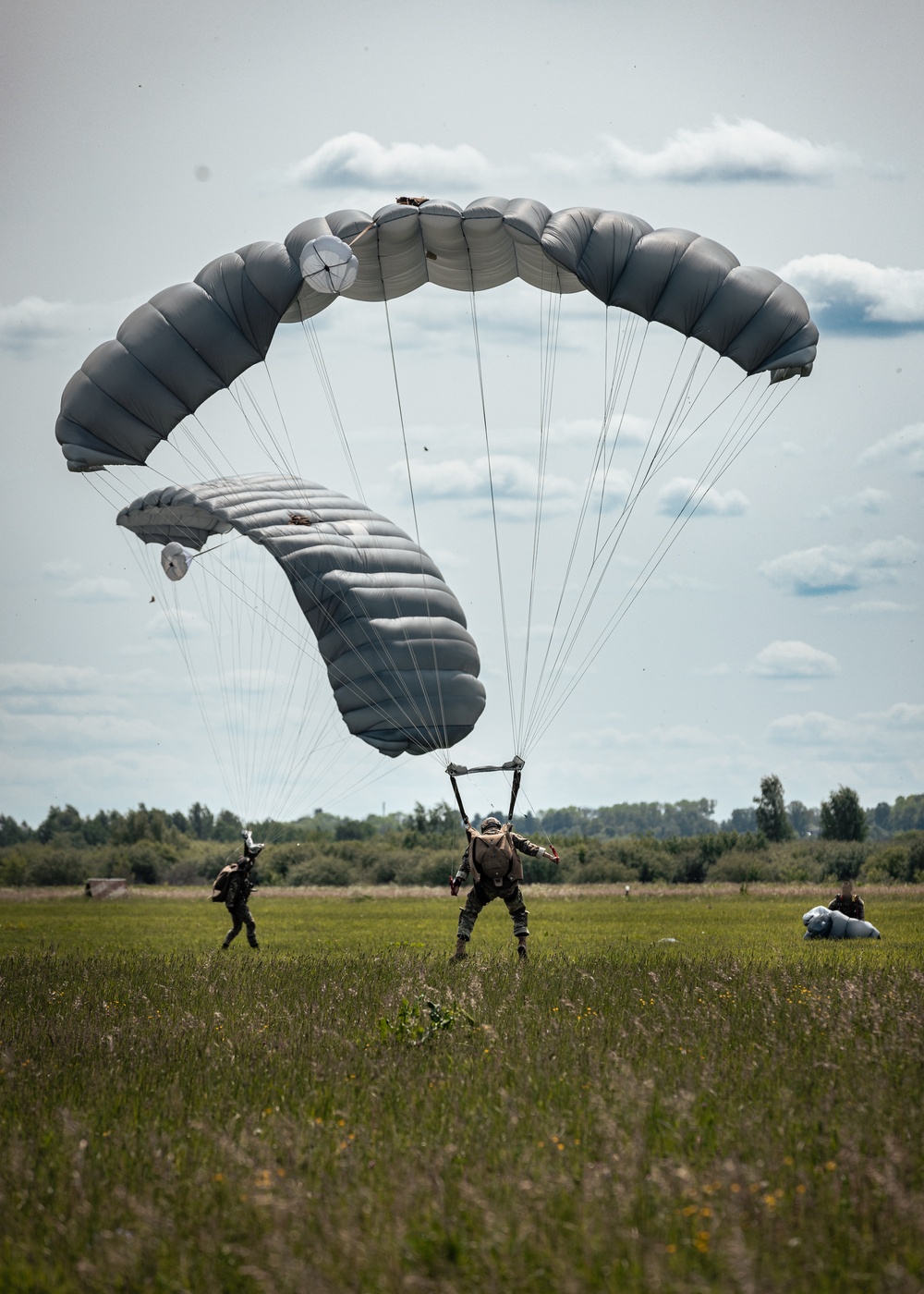 Green Berets, Latvian SOF conduct joint free fall training in Latvia