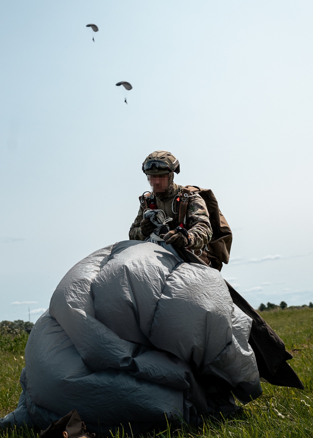 Green Berets, Latvian SOF conduct joint free fall training in Latvia