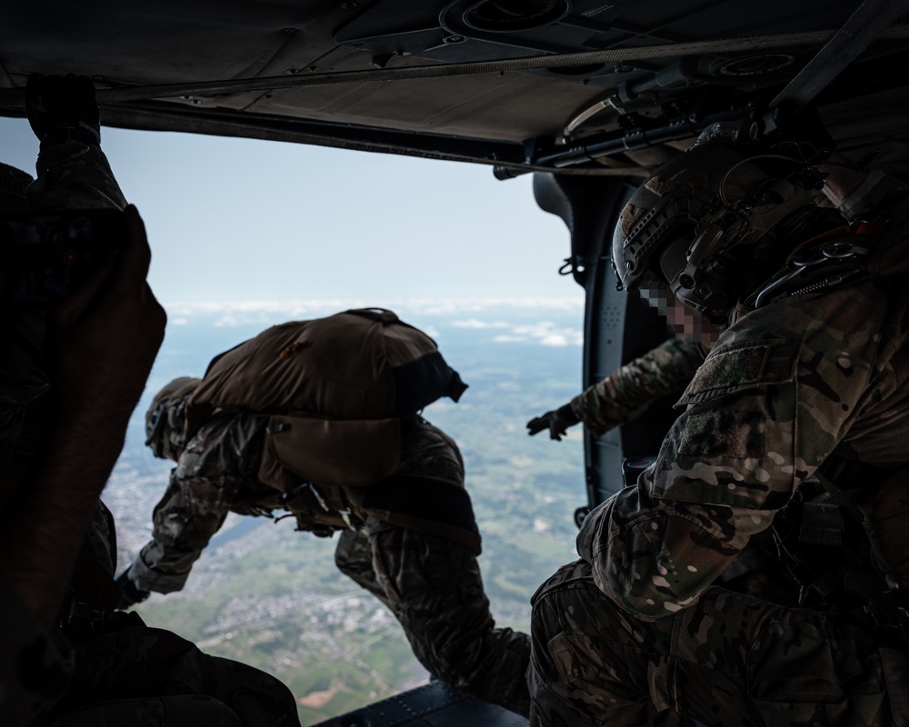 Green Berets, Latvian SOF conduct joint free fall training in Latvia