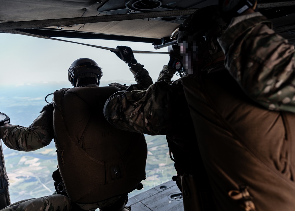 Green Berets, Latvian SOF conduct joint free fall training in Latvia