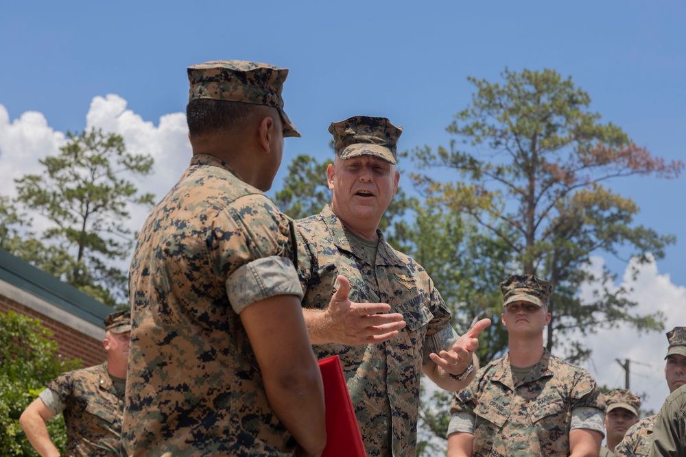 HMHT-302 student pilot receives Navy and Marine Corps Commendation Medal for providing lifesaving care following a vehicle crash