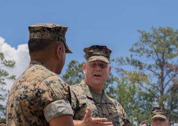 HMHT-302 student pilot receives Navy and Marine Corps Commendation Medal for providing lifesaving care following a vehicle crash