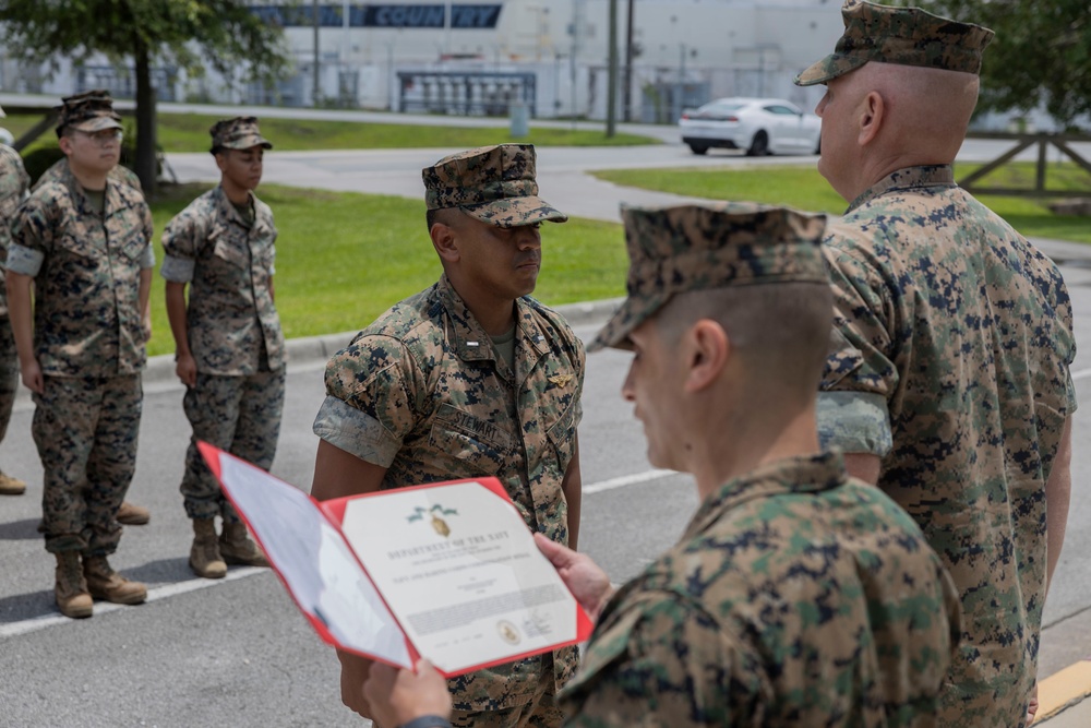 HMHT-302 student pilot receives Navy and Marine Corps Commendation Medal for providing lifesaving care following a vehicle crash