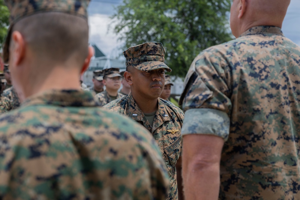 HMHT-302 student pilot receives Navy and Marine Corps Commendation Medal for providing lifesaving care following a vehicle crash