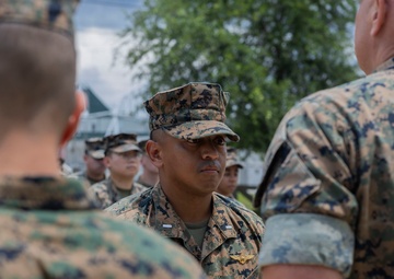 HMHT-302 student pilot receives Navy and Marine Corps Commendation Medal for providing lifesaving care following a vehicle crash
