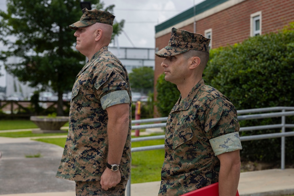 HMHT-302 student pilot receives Navy and Marine Corps Commendation Medal for providing lifesaving care following a vehicle crash