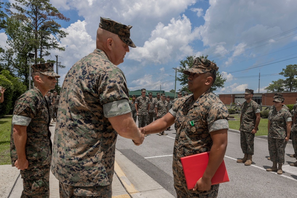 HMHT-302 student pilot receives Navy and Marine Corps Commendation Medal for providing lifesaving care following a vehicle crash