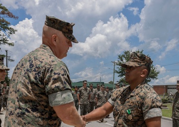 HMHT-302 student pilot receives Navy and Marine Corps Commendation Medal for providing lifesaving care following a vehicle crash