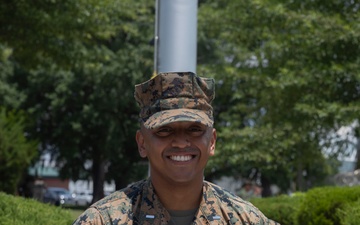 HMHT-302 student pilot receives Navy and Marine Corps Commendation Medal for providing lifesaving care following a vehicle crash