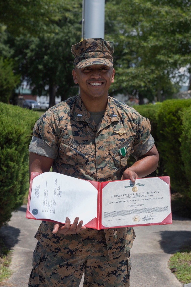 HMHT-302 student pilot receives Navy and Marine Corps Commendation Medal for providing lifesaving care following a vehicle crash