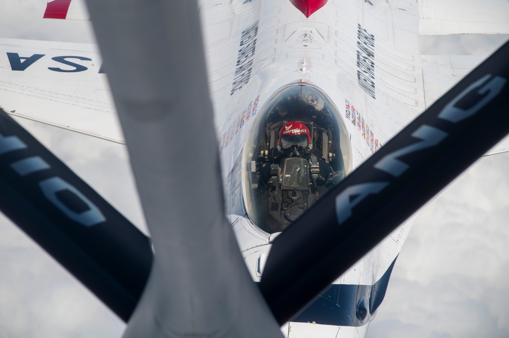 121st refuels &quot;Thunderbirds&quot; over the skies of Virginia