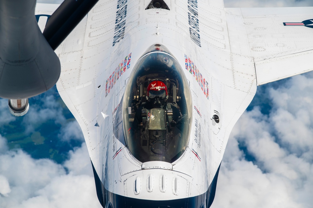 121st refuels &quot;Thunderbirds&quot; over the skies of Virginia