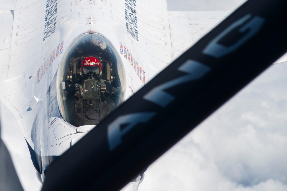 121st refuels &quot;Thunderbirds&quot; over the skies of Virginia