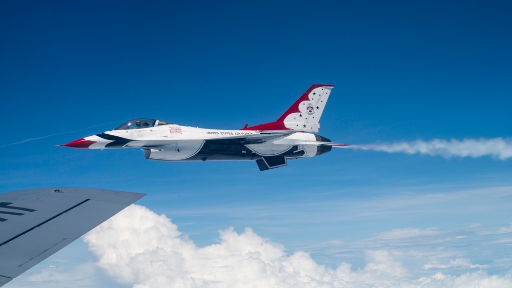 121st refuels &quot;Thunderbirds&quot; over the skies of Virginia