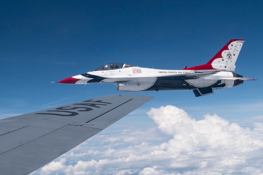 121st refuels &quot;Thunderbirds&quot; over the skies of Virginia