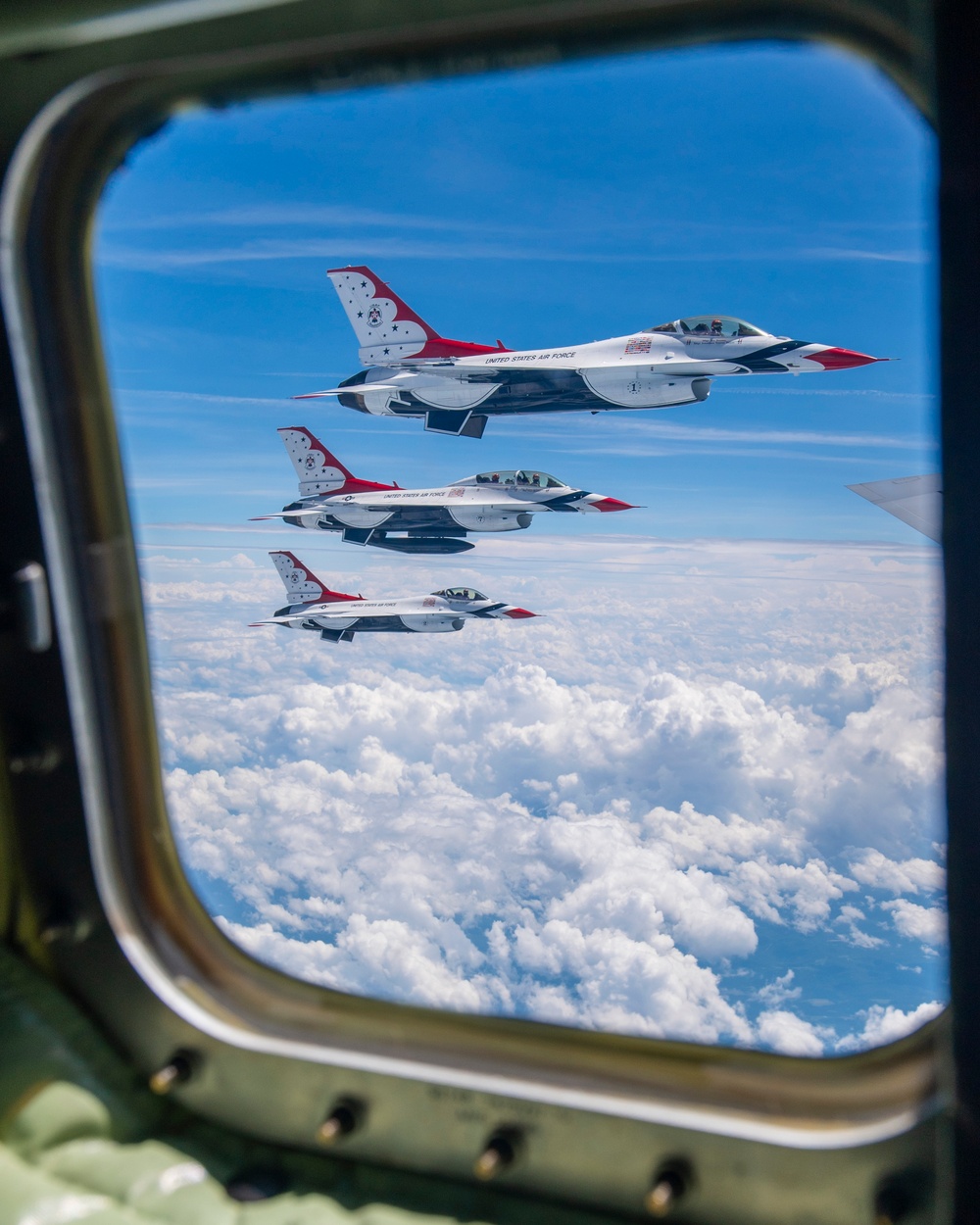 121st refuels &quot;Thunderbirds&quot; over the skies of Virginia