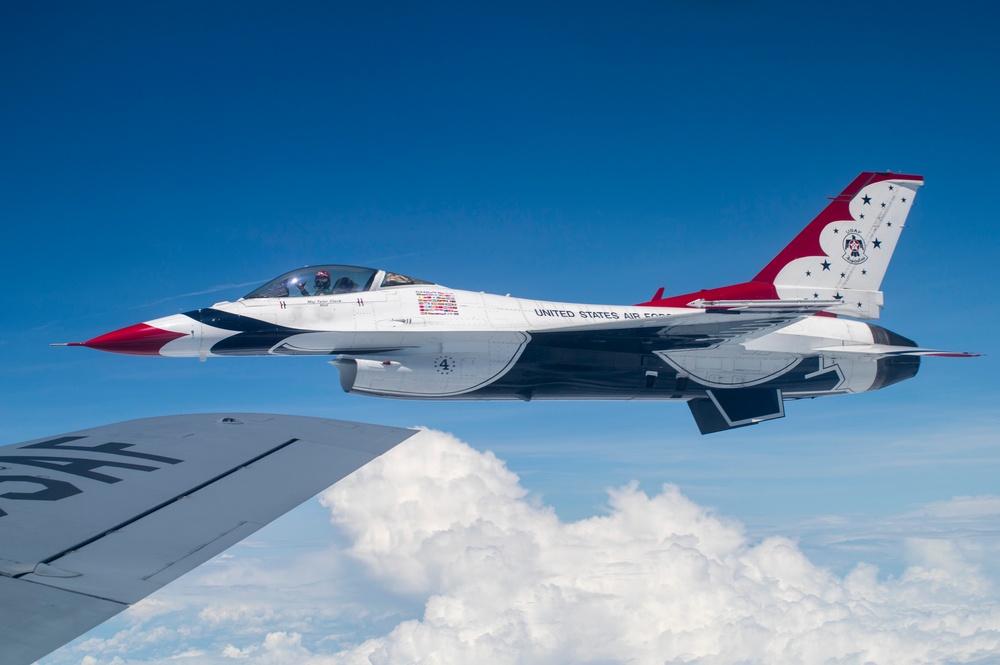 121st refuels &quot;Thunderbirds&quot; over the skies of Virginia