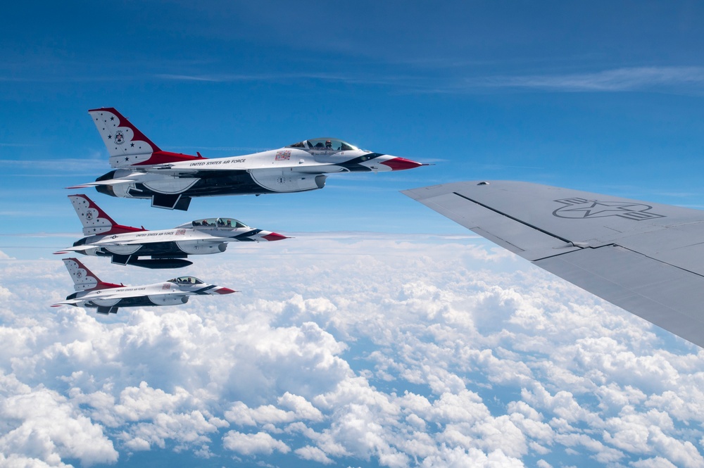 121st refuels &quot;Thunderbirds&quot; over the skies of Virginia