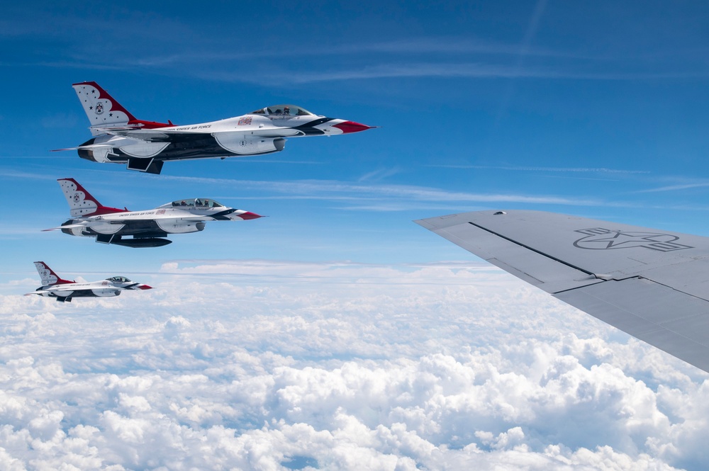 121st refuels &quot;Thunderbirds&quot; over the skies of Virginia