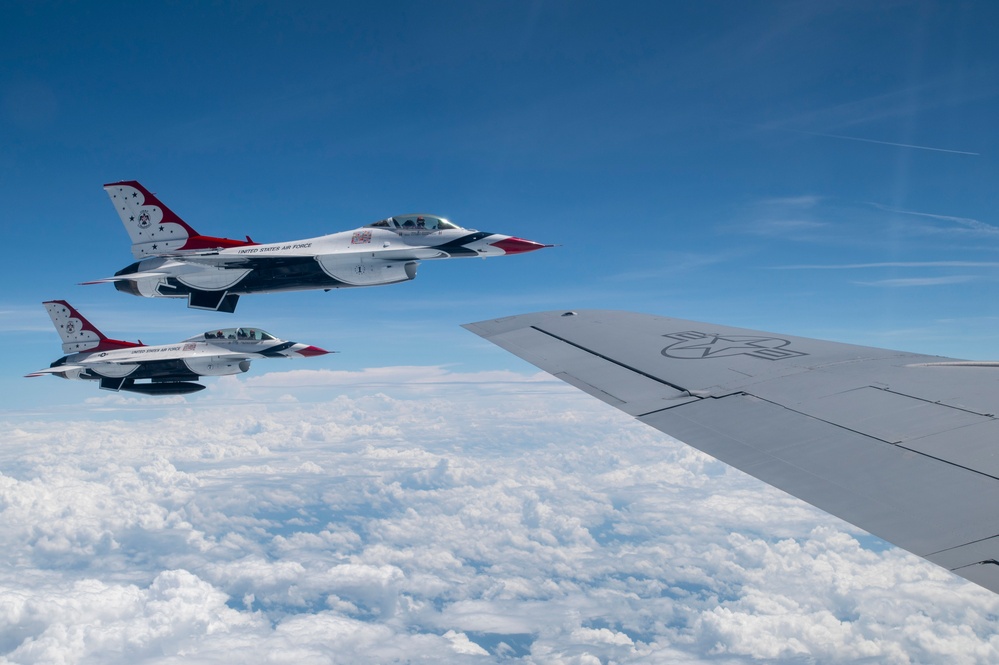 121st refuels &quot;Thunderbirds&quot; over the skies of Virginia