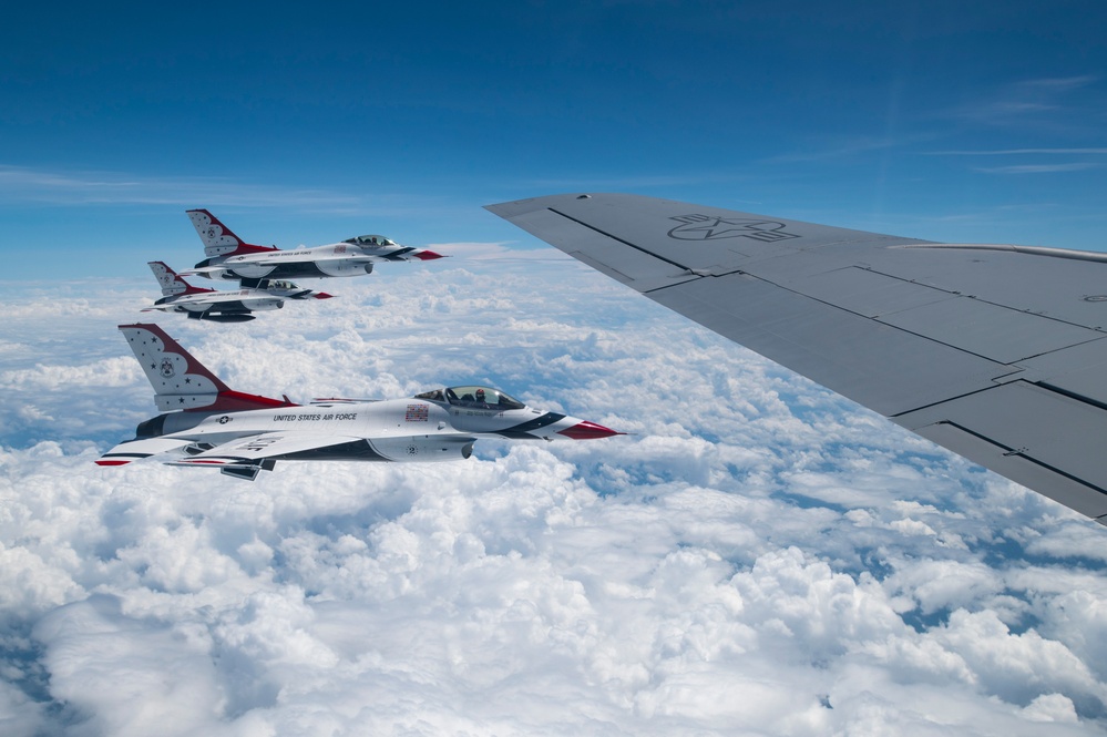 121st refuels &quot;Thunderbirds&quot; over the skies of Virginia