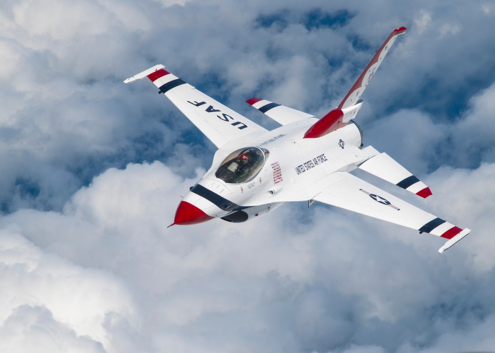 121st refuels &quot;Thunderbirds&quot; over the skies of Virginia