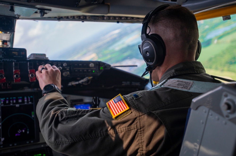 121st refuels &quot;Thunderbirds&quot; over the skies of Virginia