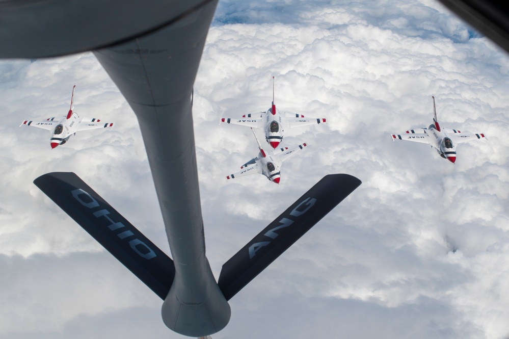 121st refuels &quot;Thunderbirds&quot; over the skies of Virginia