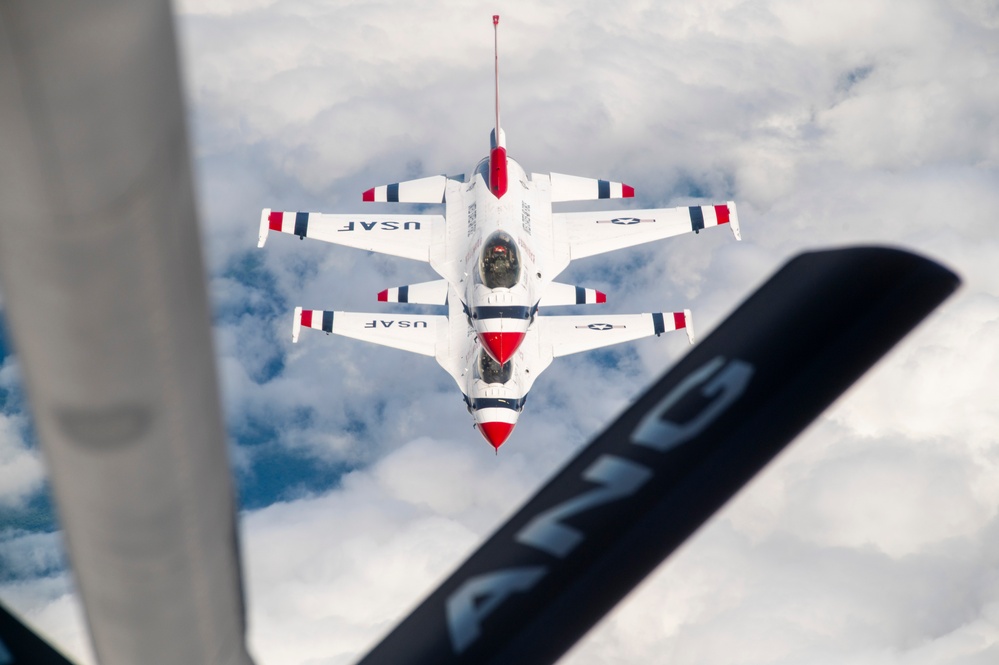 121st refuels &quot;Thunderbirds&quot; over the skies of Virginia