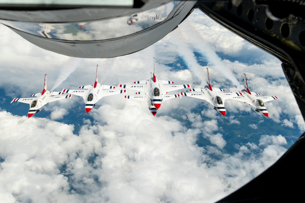 121st refuels &quot;Thunderbirds&quot; over the skies of Virginia
