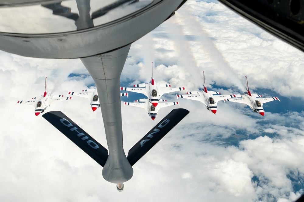 121st refuels &quot;Thunderbirds&quot; over the skies of Virginia