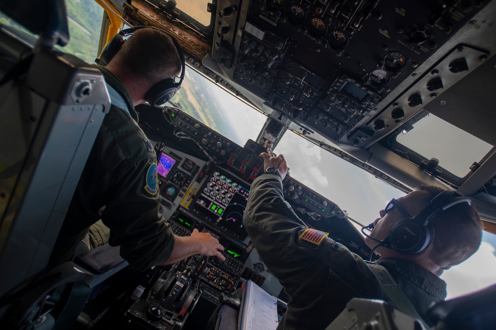 121st refuels &quot;Thunderbirds&quot; over the skies of Virginia