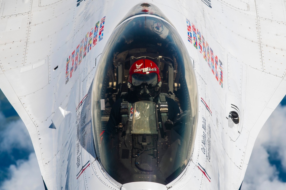121st refuels &quot;Thunderbirds&quot; over the skies of Virginia