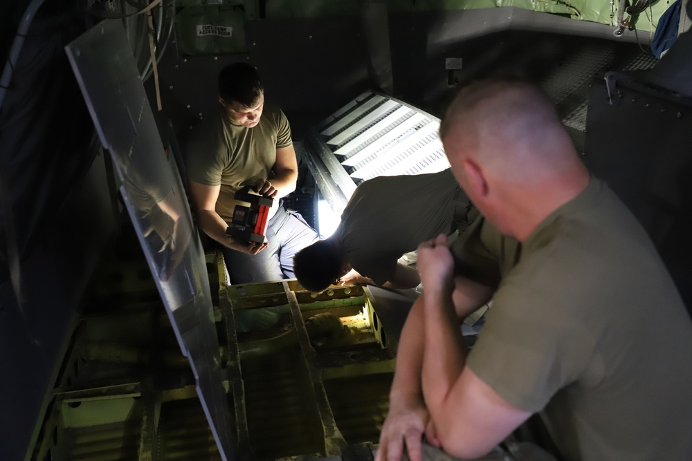 190th Maintenance Airmen work on 135-KC Stratotanker