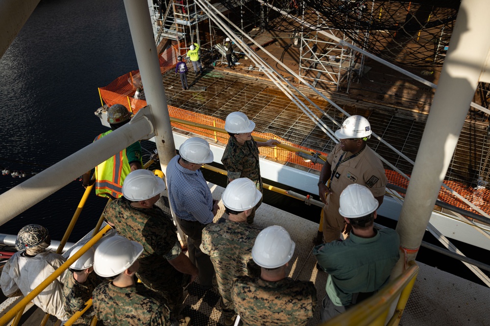 MARFORCOM Commander visits USS CARTER HALL