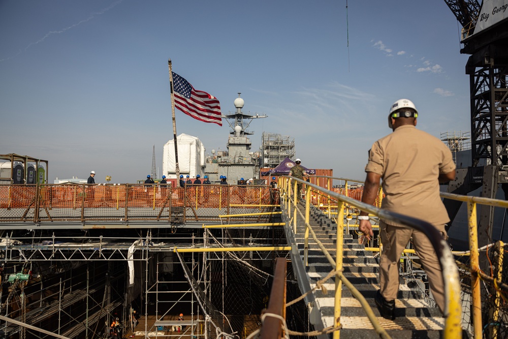 MARFORCOM Commander visits USS CARTER HALL
