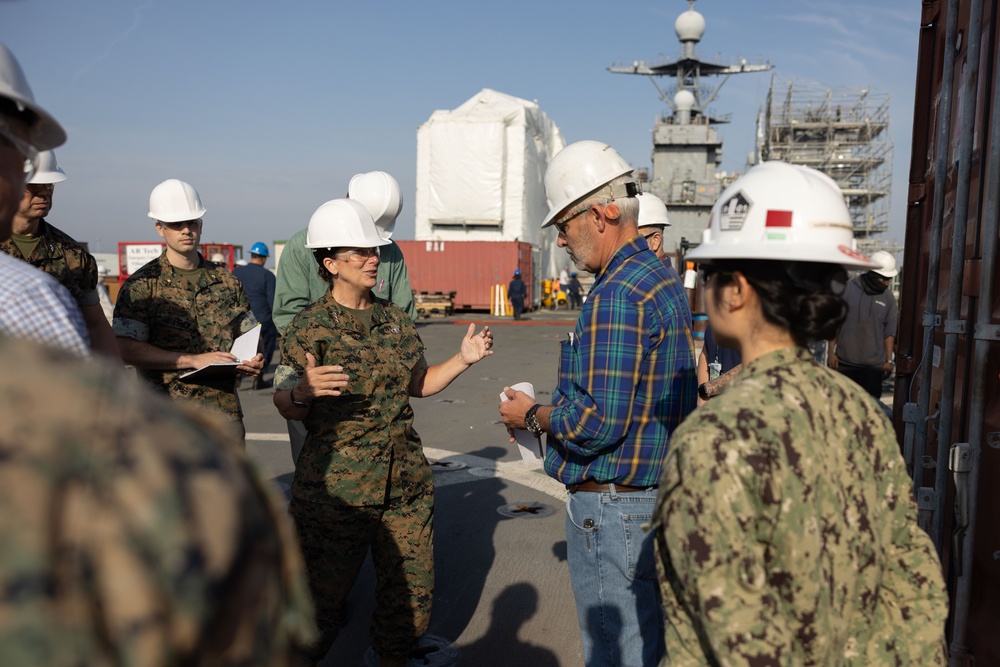 MARFORCOM Commander visits USS CARTER HALL