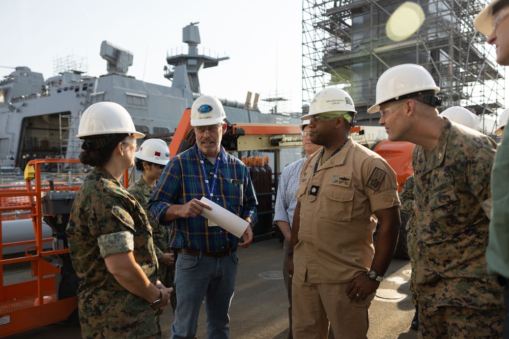 MARFORCOM Commander visits USS CARTER HALL