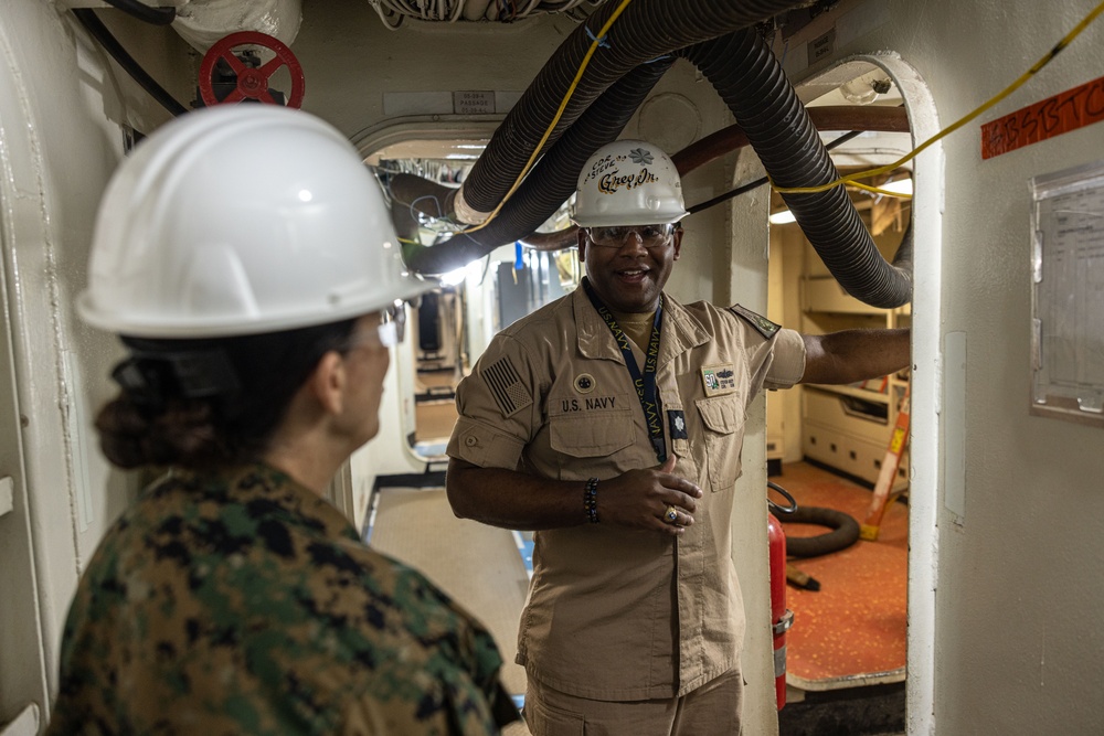 MARFORCOM Commander visits USS CARTER HALL