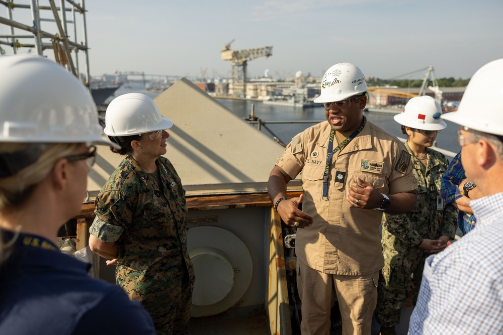 MARFORCOM Commander visits USS CARTER HALL