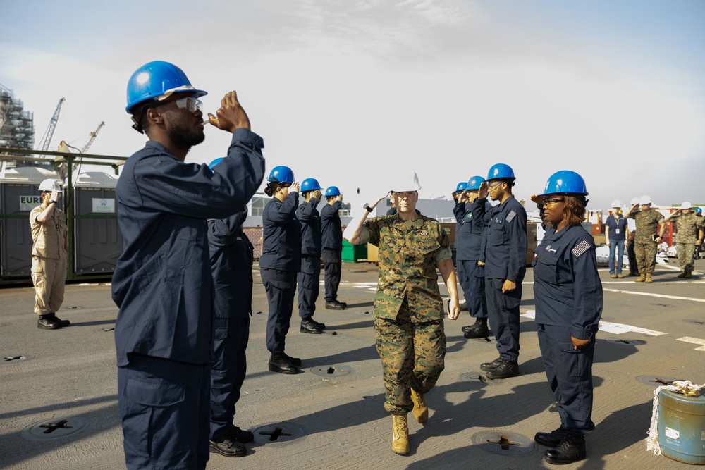 MARFORCOM Commander visits USS CARTER HALL