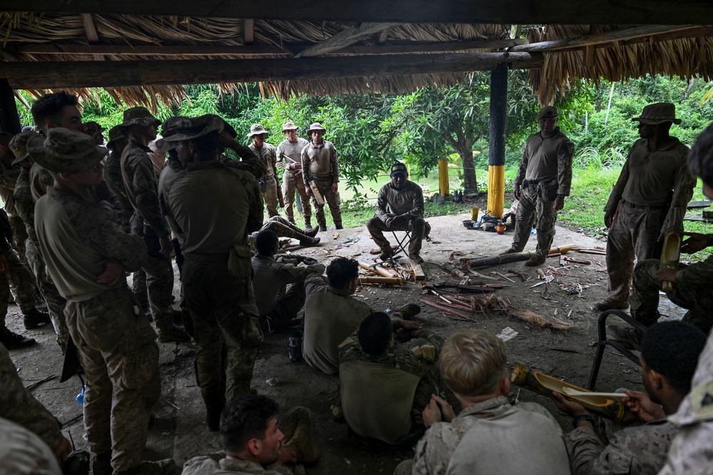 U.S. Marines and SENAN learn jungle survival from Panamanian Commandos