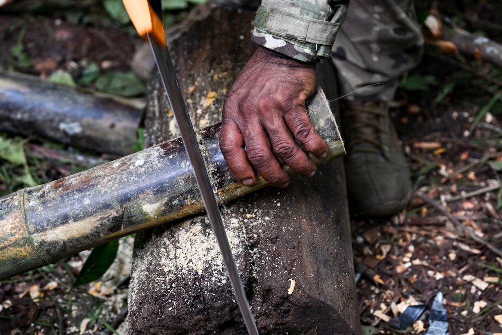 U.S. Marines and SENAN learn jungle survival from Panamanian Commandos