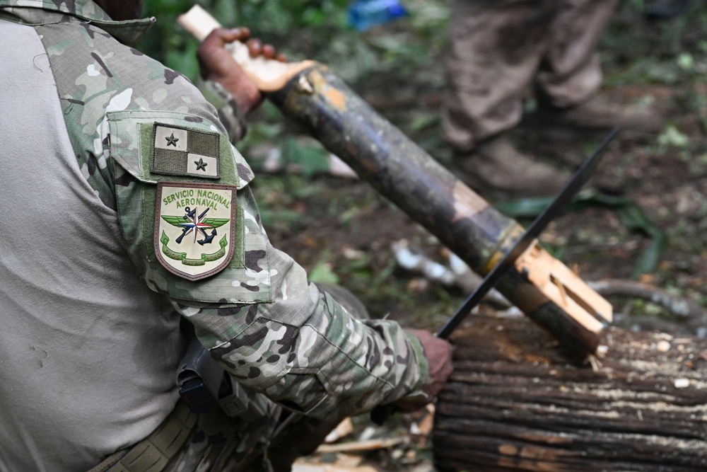 U.S. Marines and SENAN learn jungle survival from Panamanian Commandos