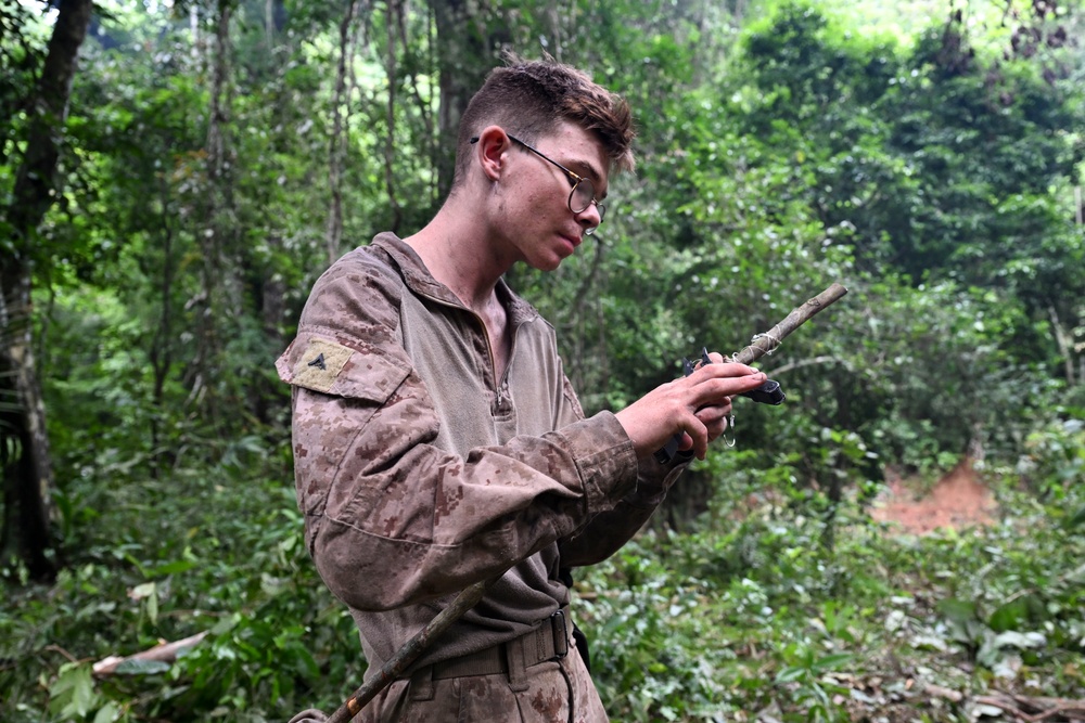 U.S. Marines and SENAN learn jungle survival from Panamanian Commandos
