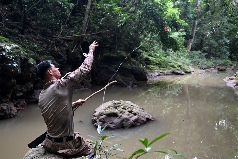 U.S. Marines and SENAN learn jungle survival from Panamanian Commandos