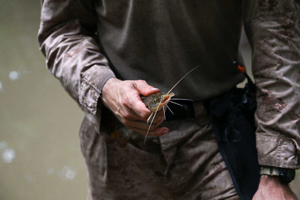 U.S. Marines and SENAN learn jungle survival from Panamanian Commandos