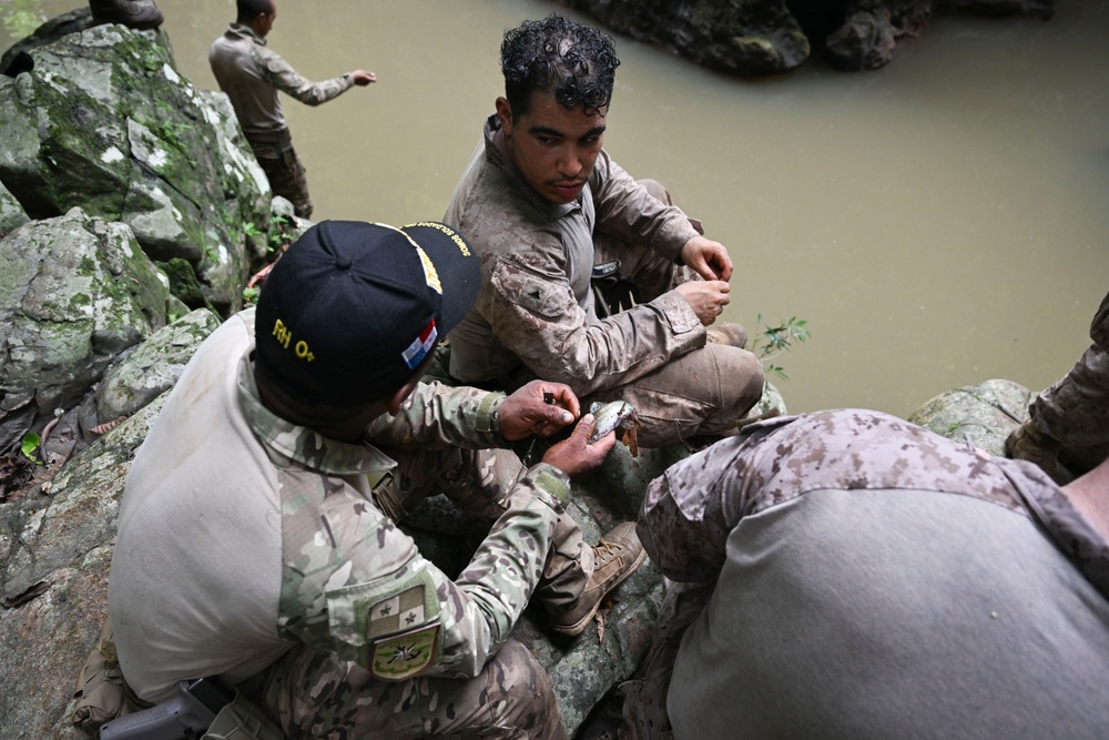 U.S. Marines and SENAN learn jungle survival from Panamanian Commandos