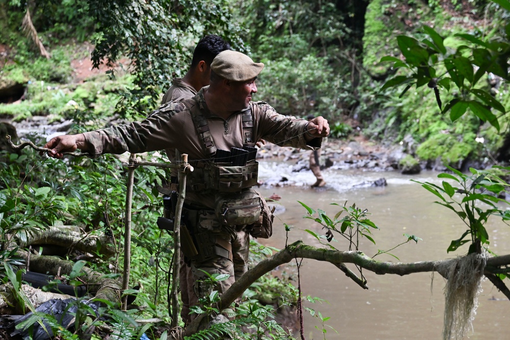 U.S. Marines and SENAN learn jungle survival from Panamanian Commandos