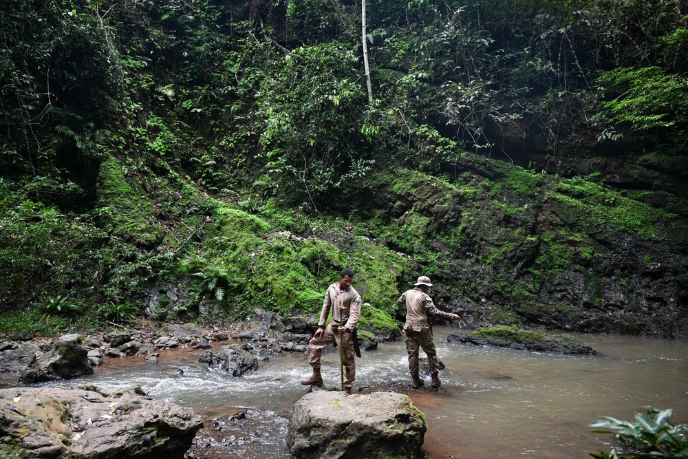 U.S. Marines and SENAN learn jungle survival from Panamanian Commandos